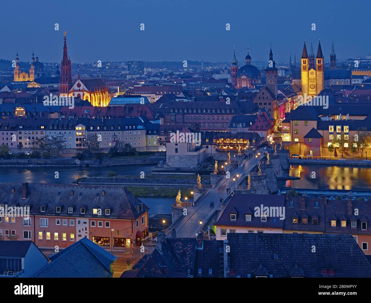 Stadtpanorama mit Marienkapelle, alte Mainbrücke, Kollegiatstift Neumünster, Grafeneckart-Rathaus und Kiliansdom in Würzburg, Unterfranken, Bayern, Deutschland, Europa Stockfoto