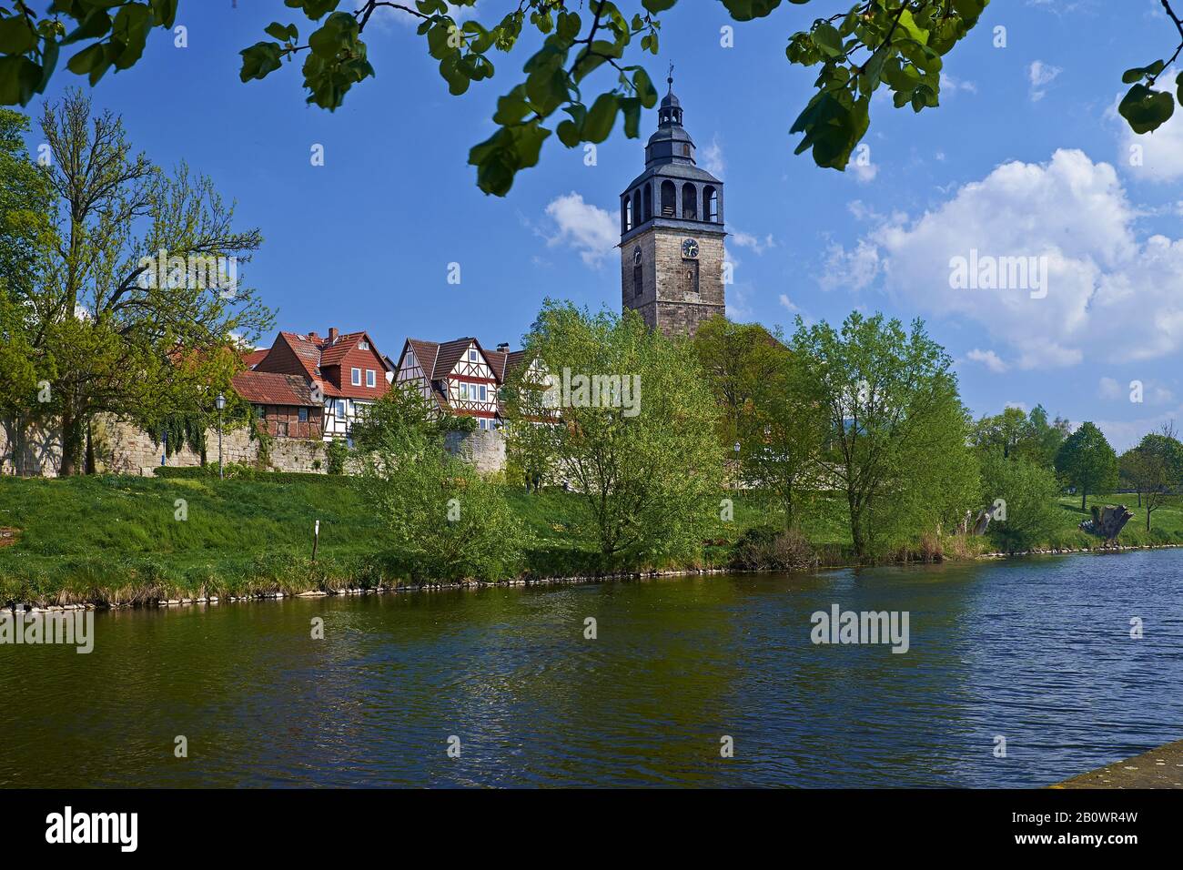 St. Crucis Kirche mit Stadtmauer im Stadtteil Allendorf, Bad Sooden-Allendorf, Hessen, Deutschland, Europa Stockfoto