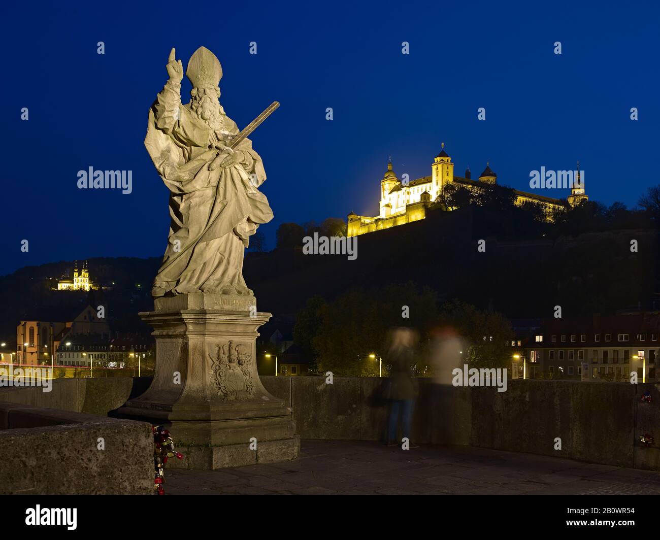 St. Kilian an der alten Mainbrücke mit der Festung Marienberg in Würzburg, Unterfranken, Bayern, Deutschland, Europa Stockfoto