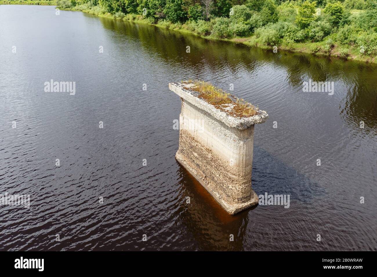 Alte Brückenstütze, Unterstützung der zerstörten Brücke steht im Fluss. Stockfoto