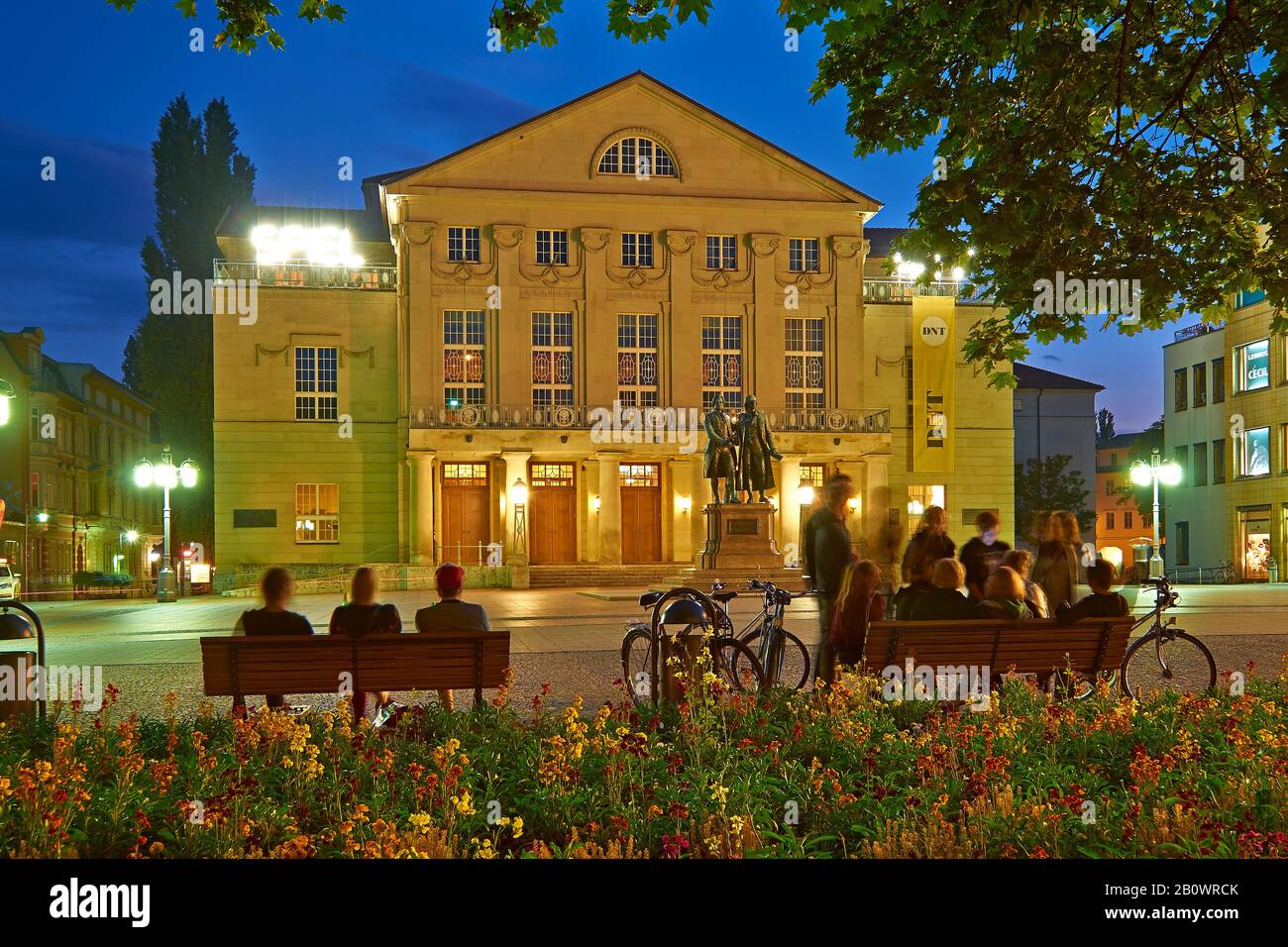 Nationaltheater Weimar mit Goethe-Schillerdenkmal, Theaterplatz, Weimar, Thüringen, Deutschland, Europa Stockfoto