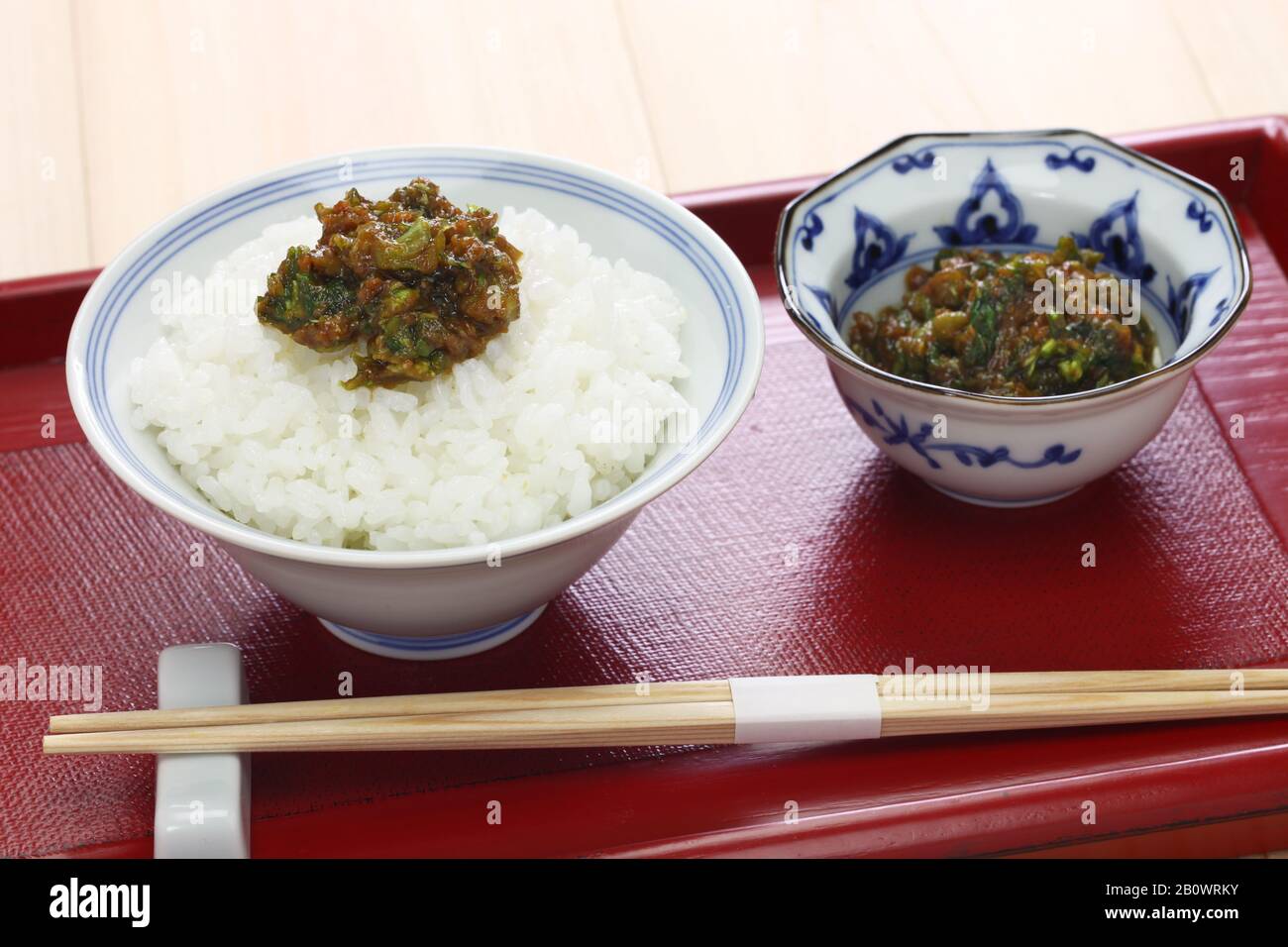 Fuki Miso (japanische Butterbur rühren mit Miso gebraten) auf Reis Stockfoto