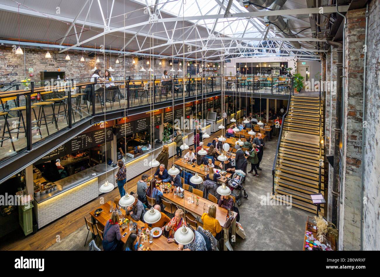 Mittagspause auf dem Food and Drink Market in Liverpool in der Duke Street Stockfoto