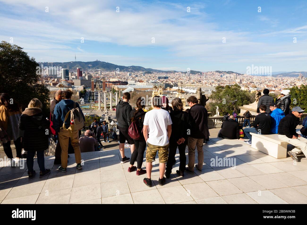 Touristen auf den Stufen des "Museu Nacional d'Art" mit Blick über die Stadt Barcelona, Catalunya, Spanien Stockfoto