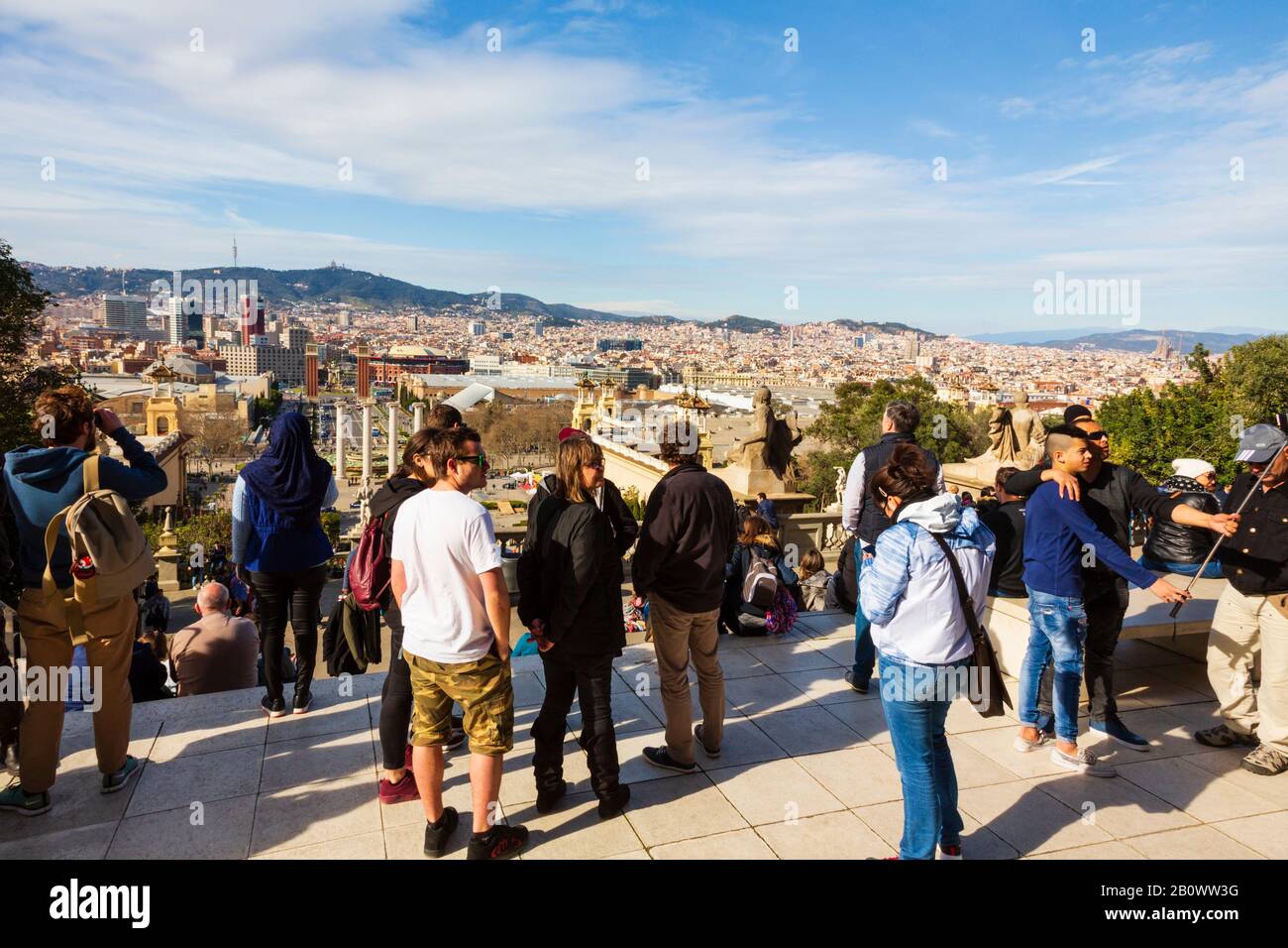 Touristen auf den Stufen des "Museu Nacional d'Art" mit Blick über die Stadt Barcelona, Catalunya, Spanien Stockfoto