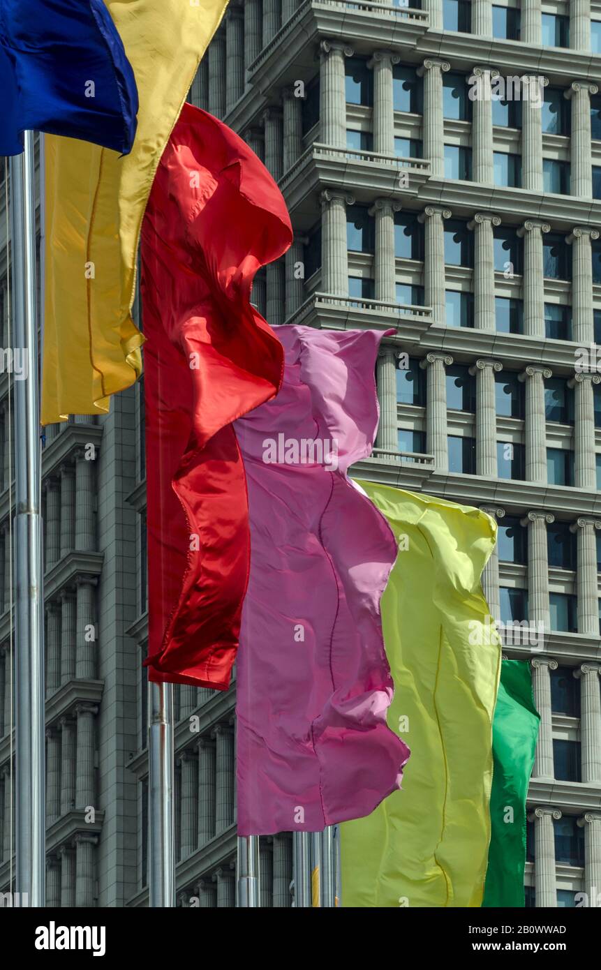 Bunte Flaggen vor Gebäuden, Pudong, Shanghai, China Stockfoto
