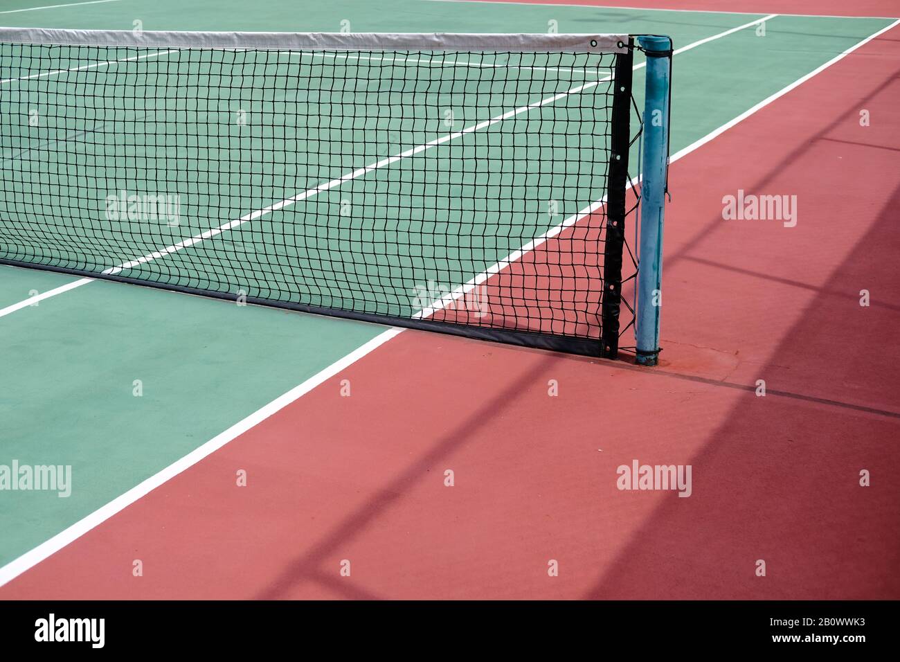 Tennisplätze an sonnigen Tagen mit Platz für Kopien Stockfoto
