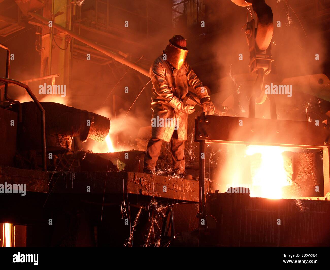 Stahlindustrie, Gießerei, Mann in Schutzkleidung, Gießerei, Metall, Flüssigkeit Stockfoto