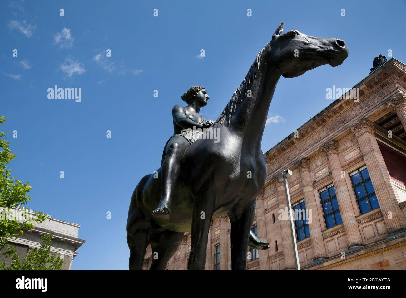 Skulptur Amazon zu Pferd von Louis Tuaillon vor der alten Nationalgalerie,  Museumsinsel, Mitte, Berlin, Deutschland, Europa Stockfotografie - Alamy