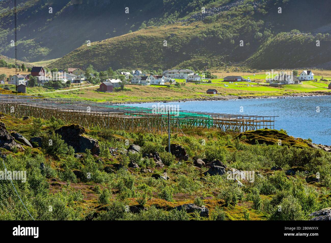 Racks zum Trocknen von Lachs in einem Fischerdorf Stockfoto