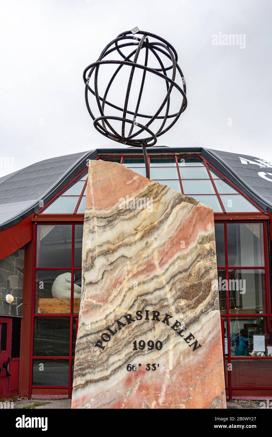 Polarkreis. Marmorblock mit Metallkugel, die den Breitengrad des Zentrums des arktischen Kreises angibt. Norwegen Stockfoto