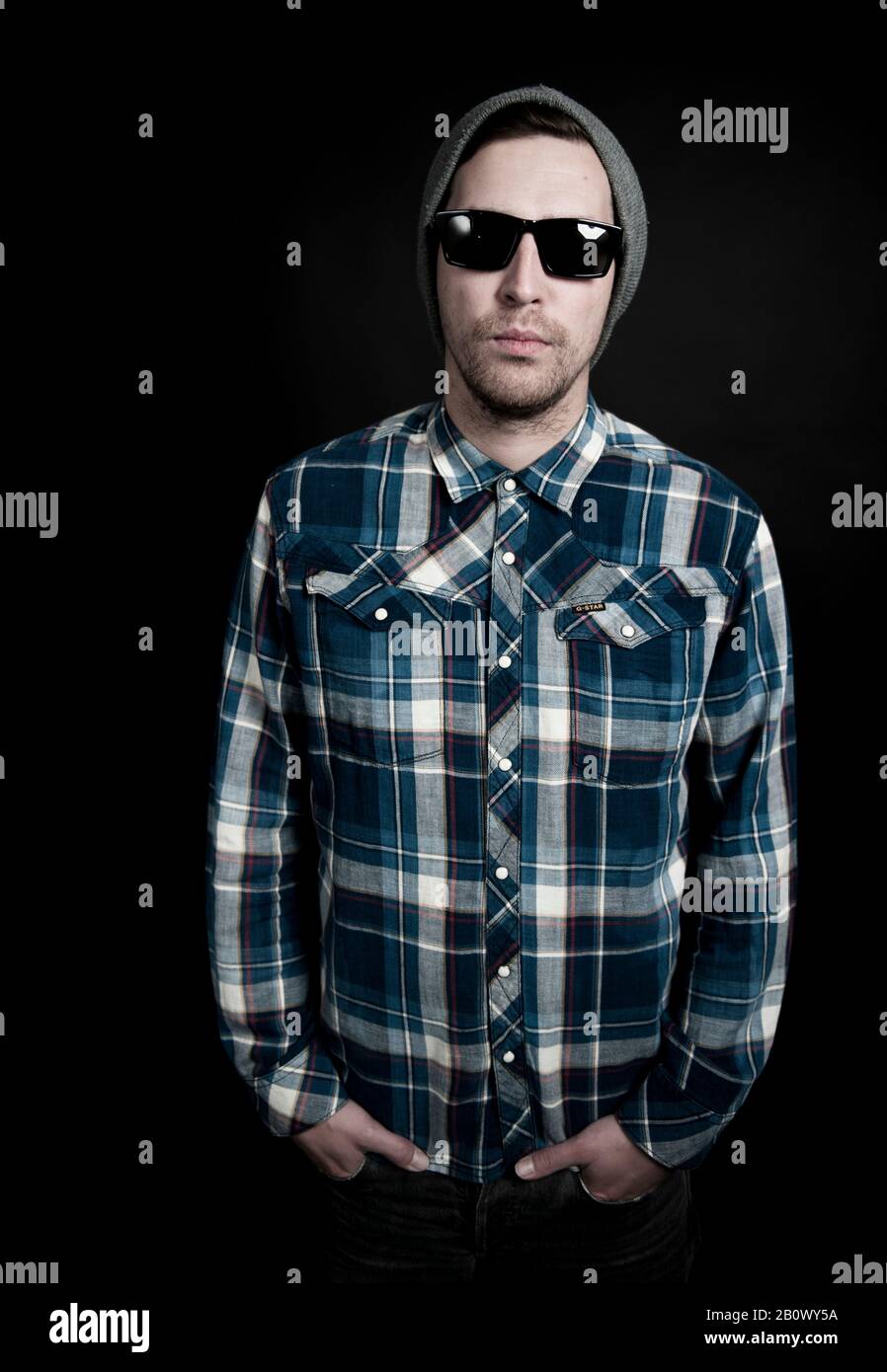 Junger Mann in Hut und Sonnenbrille Stockfoto