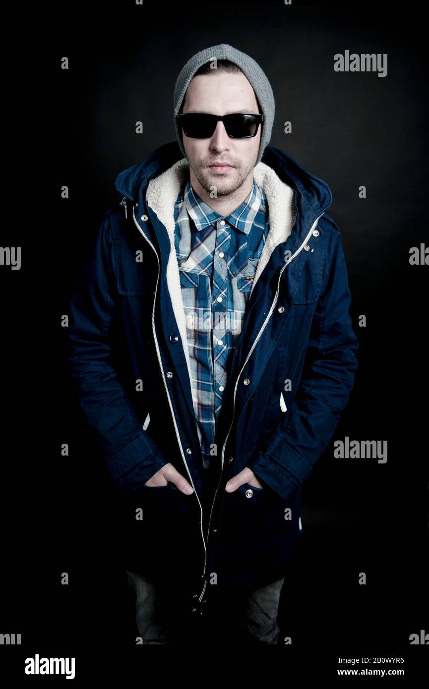 Junger Mann in Hut und Sonnenbrille Stockfoto