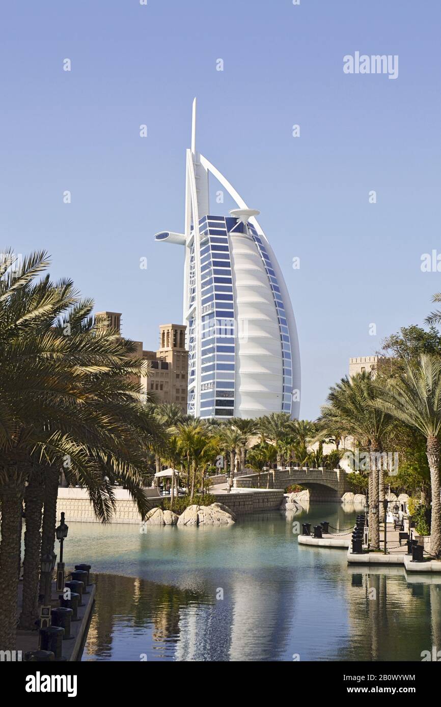 Burj al Arab, während des Tages Souk Madinat, Jumeirah, Emirat Dubai, Vereinigte Arabische Emirate, Arabische Halbinsel, Naher Osten Stockfoto