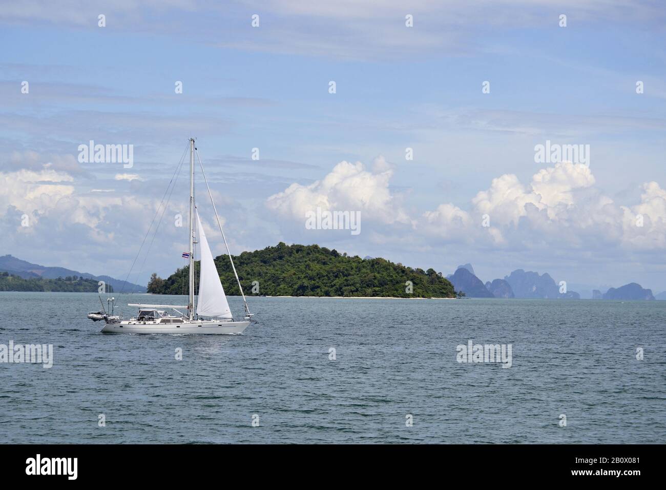Segelboot vor Inseln in der Bucht von Pang Nga, Südthailand, Südostasien, Stockfoto