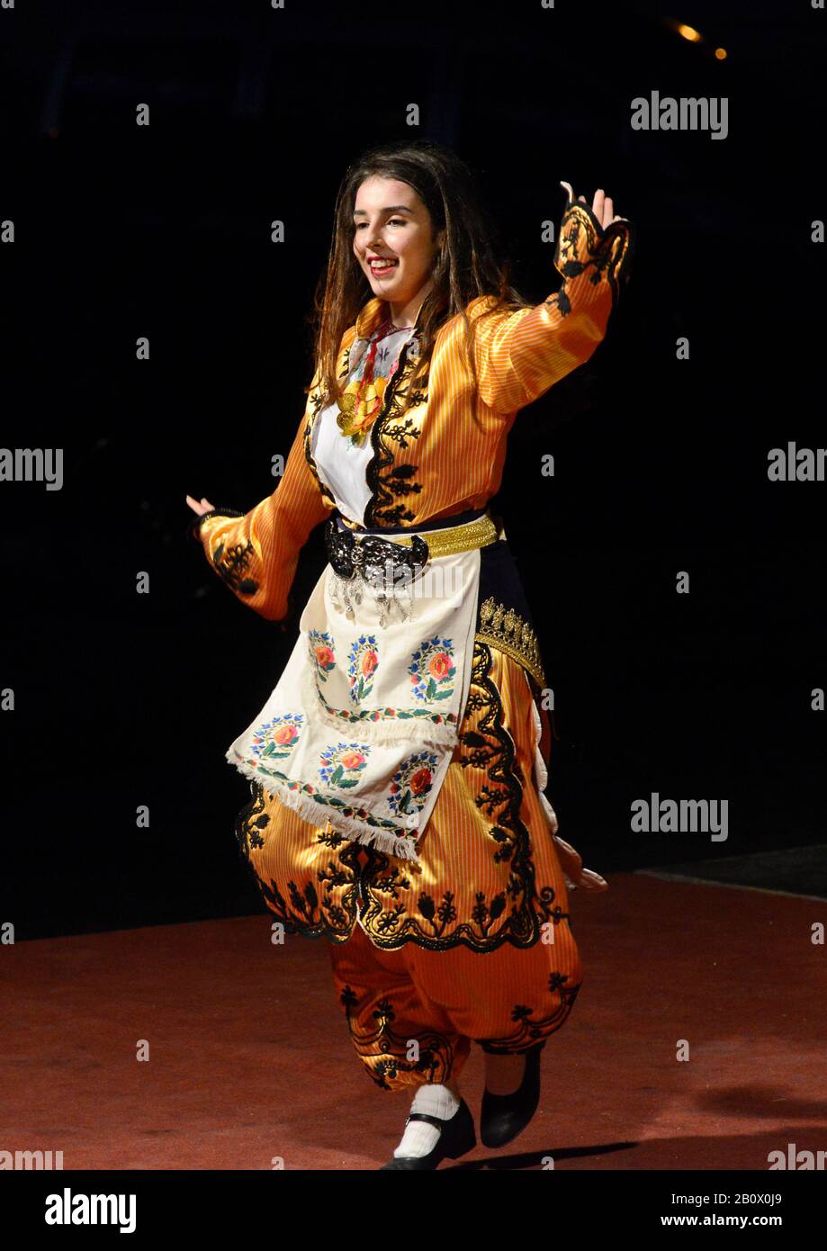 Albanische Volkstänzerin mit traditioneller Tracht, die Ramadan in Skopje, Mazedonien feiert Stockfoto