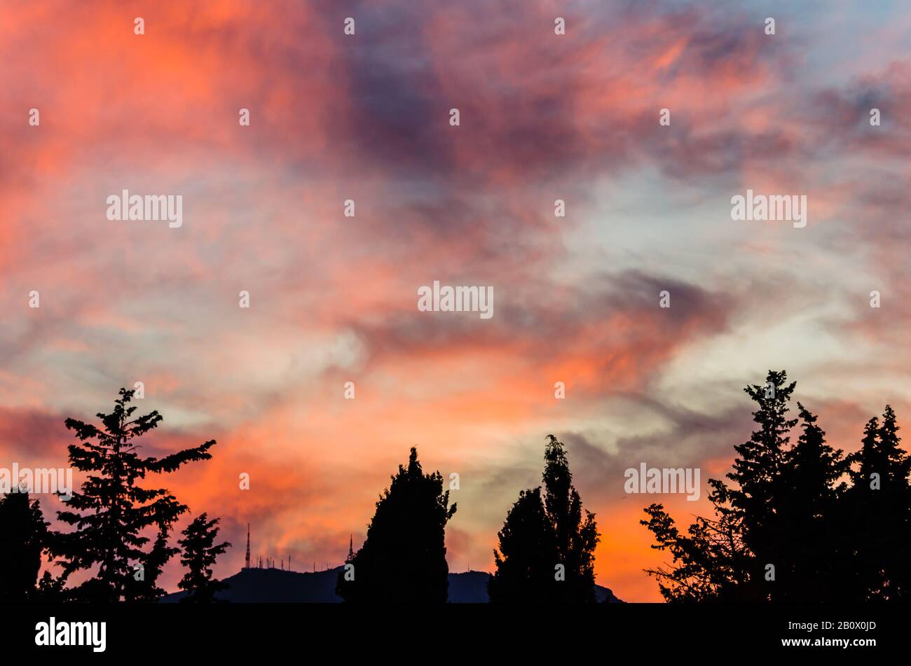 Sonnenuntergang mit intensivem roten Himmel in Benalmadena, Málaga Stockfoto