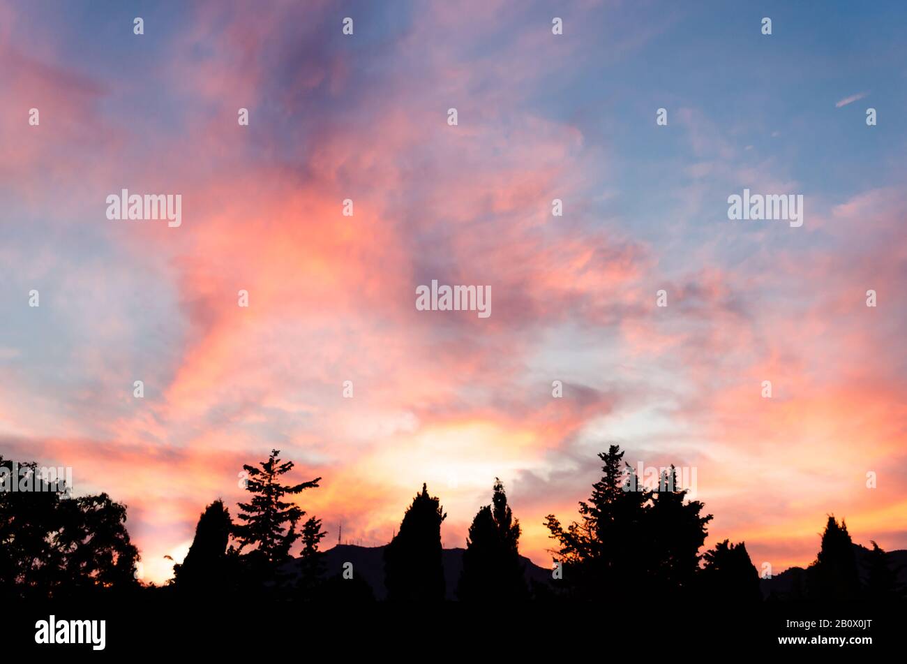 Sonnenuntergang mit intensivem roten Himmel in Benalmadena, Málaga Stockfoto