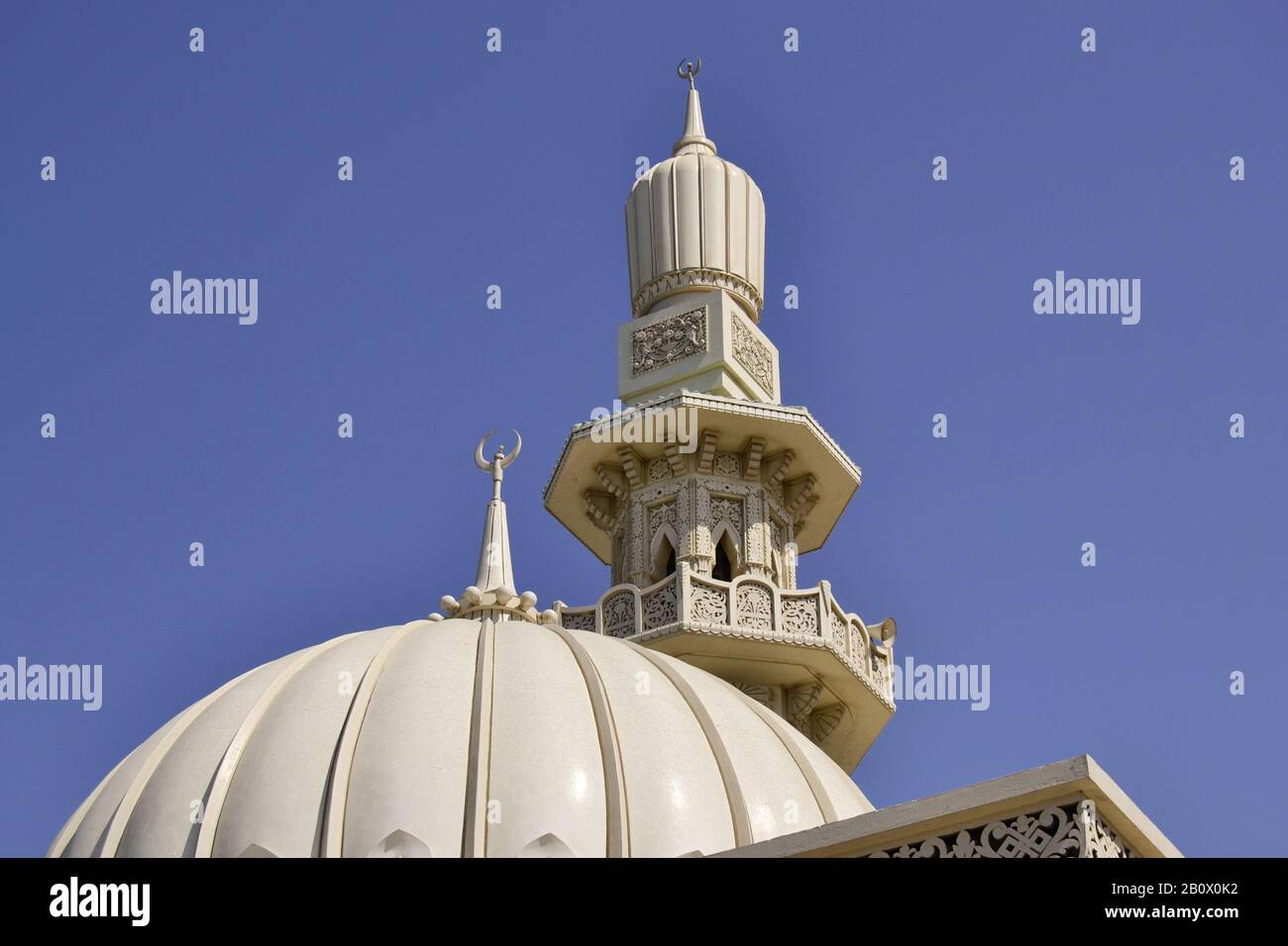 Minarett einer Moschee, Corniche Street, Emirat Sharjah, Vereinigte Arabische Emirate, Arabische Halbinsel, Naher Osten, Stockfoto