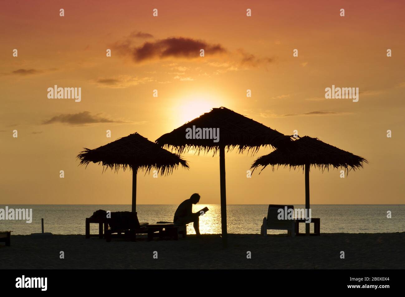 Person, die Buch am Strand bei Sonnenuntergang liest, Silhouette, Kib Hotel, Kho Khao Island, Südthailand, Südostasien, Stockfoto