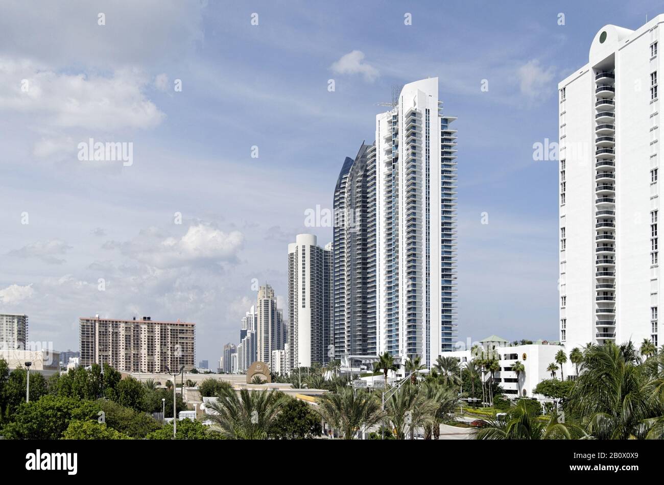 Wolkenkratzer direkt am Strand, in der Nähe von '69 ST', Miami South Beach, Florida, USA, Stockfoto