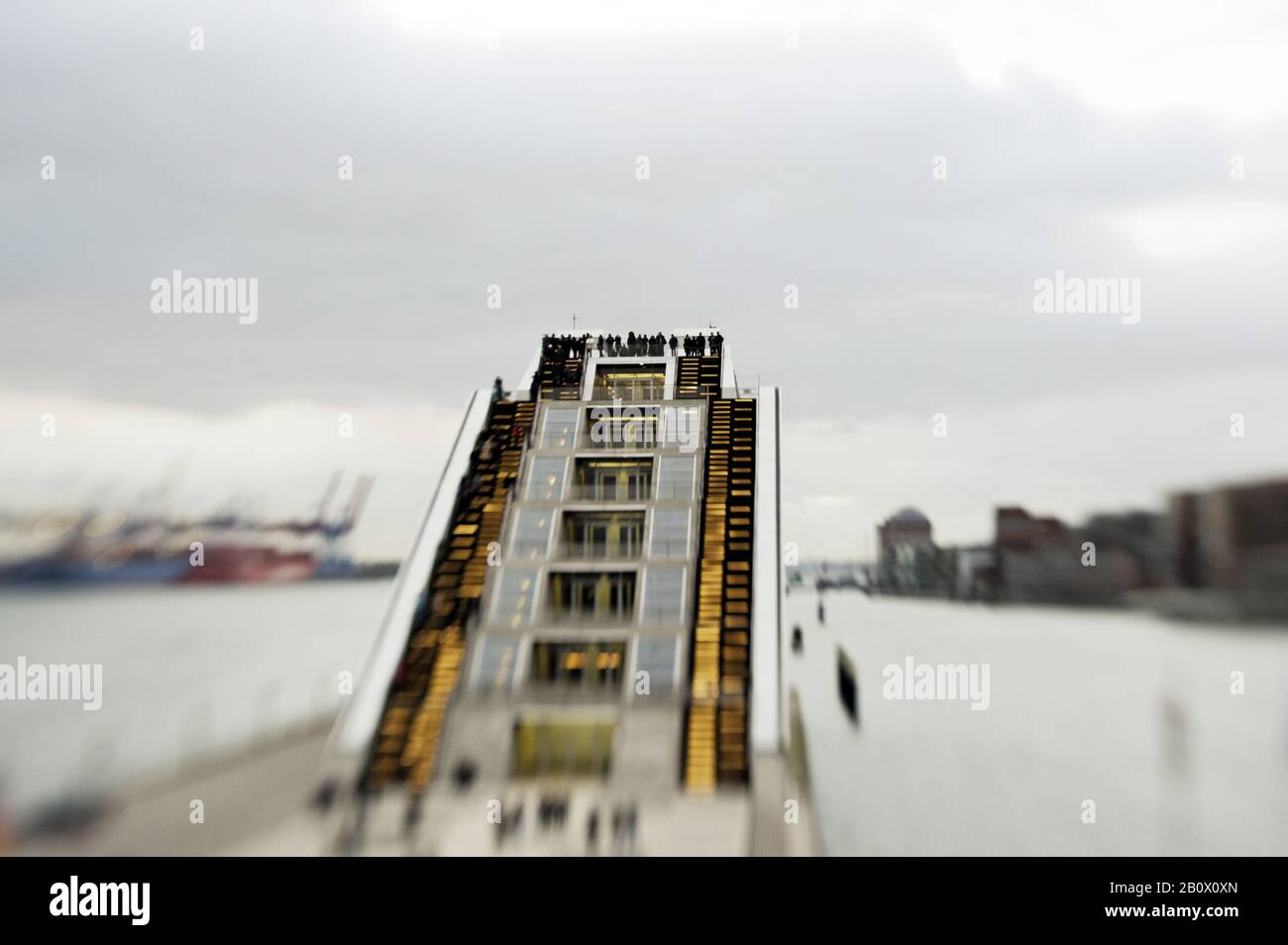 Dockland mit Touristen auf dem Dach, Unschärfe, Altona, Hansestadt Hamburg, Deutschland, Stockfoto