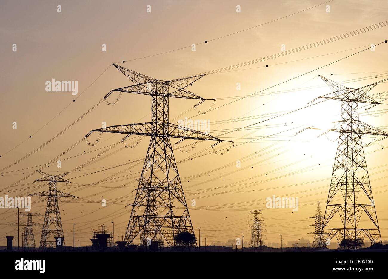 Energie, viele Stromleitungen, Masten gegen das Licht, Emirat Dubai, Vereinigte Arabische Emirate, Arabische Halbinsel, Naher Osten, Stockfoto