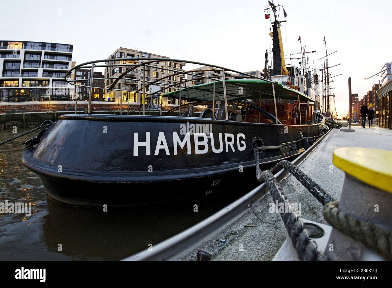 Historisches Schiff mit Schriftzug "HAMBURG", traditioneller Schiffshafen, Hafencity, Hansestadt Hamburg, Deutschland, Stockfoto
