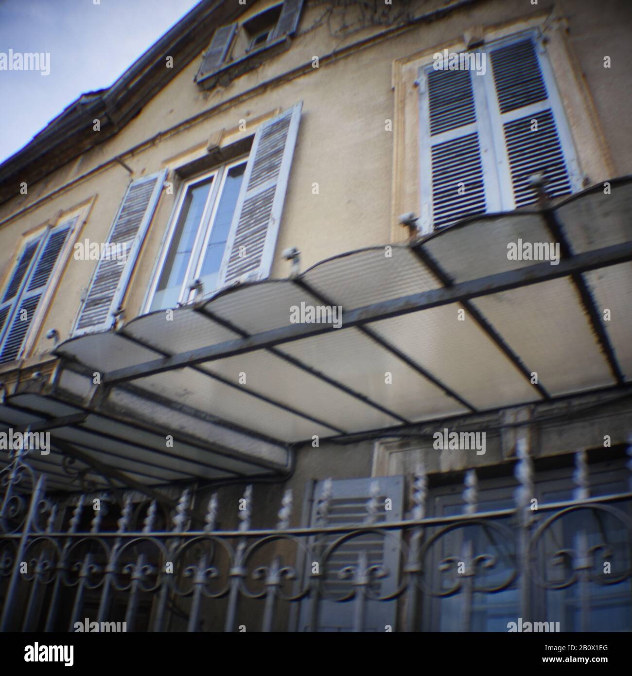 Fassade eines alten Bürgerhauses, das jetzt als Teil des hässlichen Gewerbegebietes integriert ist, RN6 Straßenrand, Holga Digitalbild, Chassieu, Frankreich Stockfoto