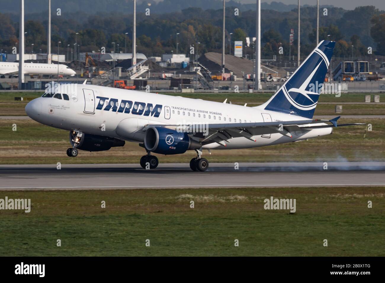 München/Deutschland - 4. Oktober 2017: Ankunft und Landung des Fluggastflugzeugs Tarom Airbus A318 YR-ASD am Flughafen München Stockfoto