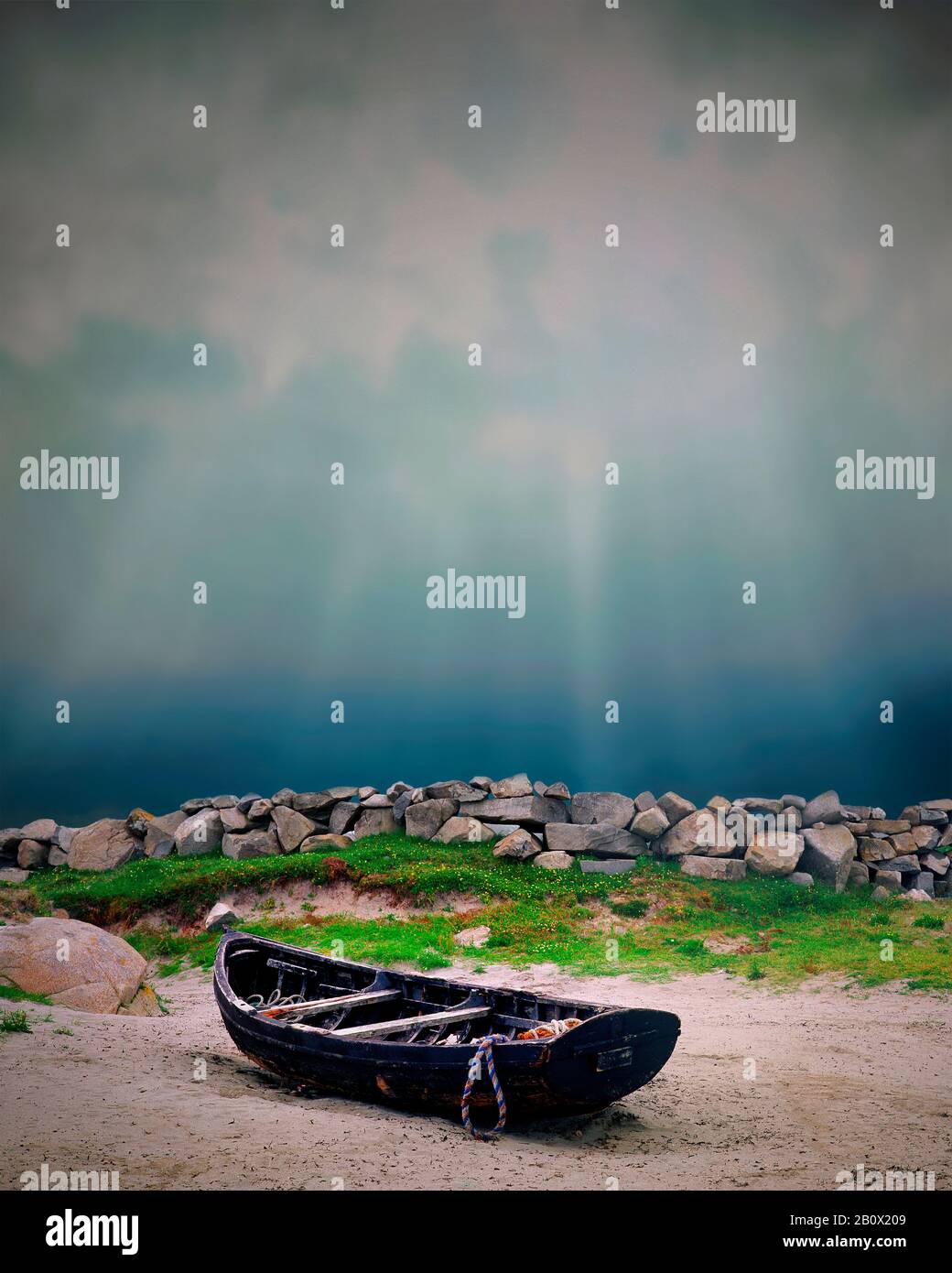 BUCHDECKELKONZEPT: Fischerboot auf Carna Strand, Co. Galway, Republik Irland Stockfoto