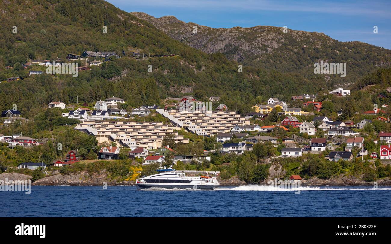 Bergen, NORWEGEN - Bootstouren entlang der Küste, vorbei an Housing, Byfjorden, nördlich von Bergen. Stockfoto