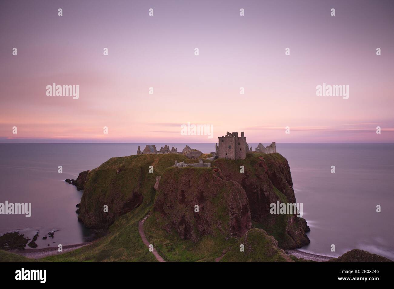 Dunnottar Castle bei Sonnenuntergang in Stonehaven, Schottland, Großbritannien, Stockfoto