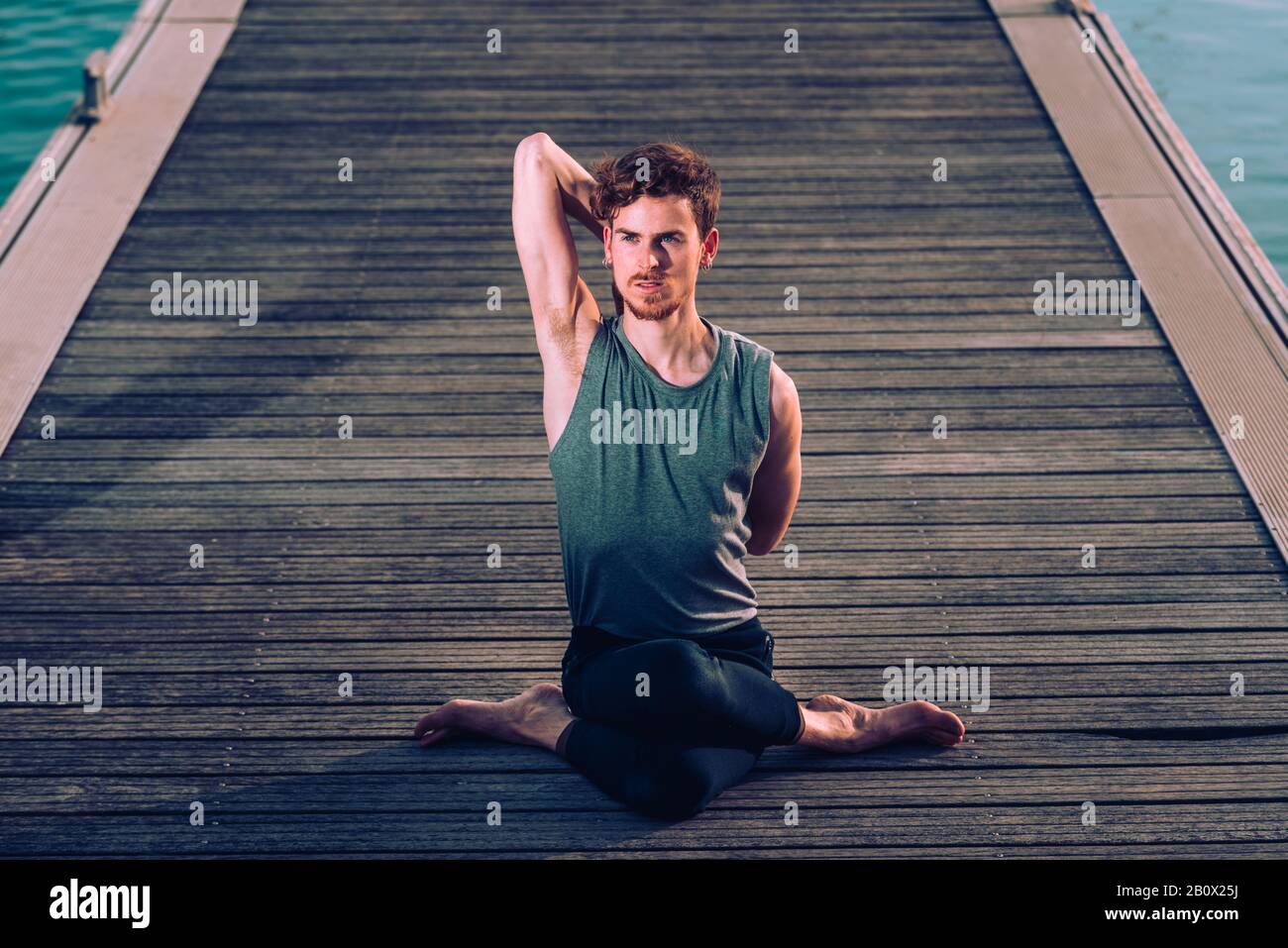 Gomukhasana, Yoga-Haltung einer Asana, die sich zurückzieht, Haltung des Kuhkopfes. Stockfoto