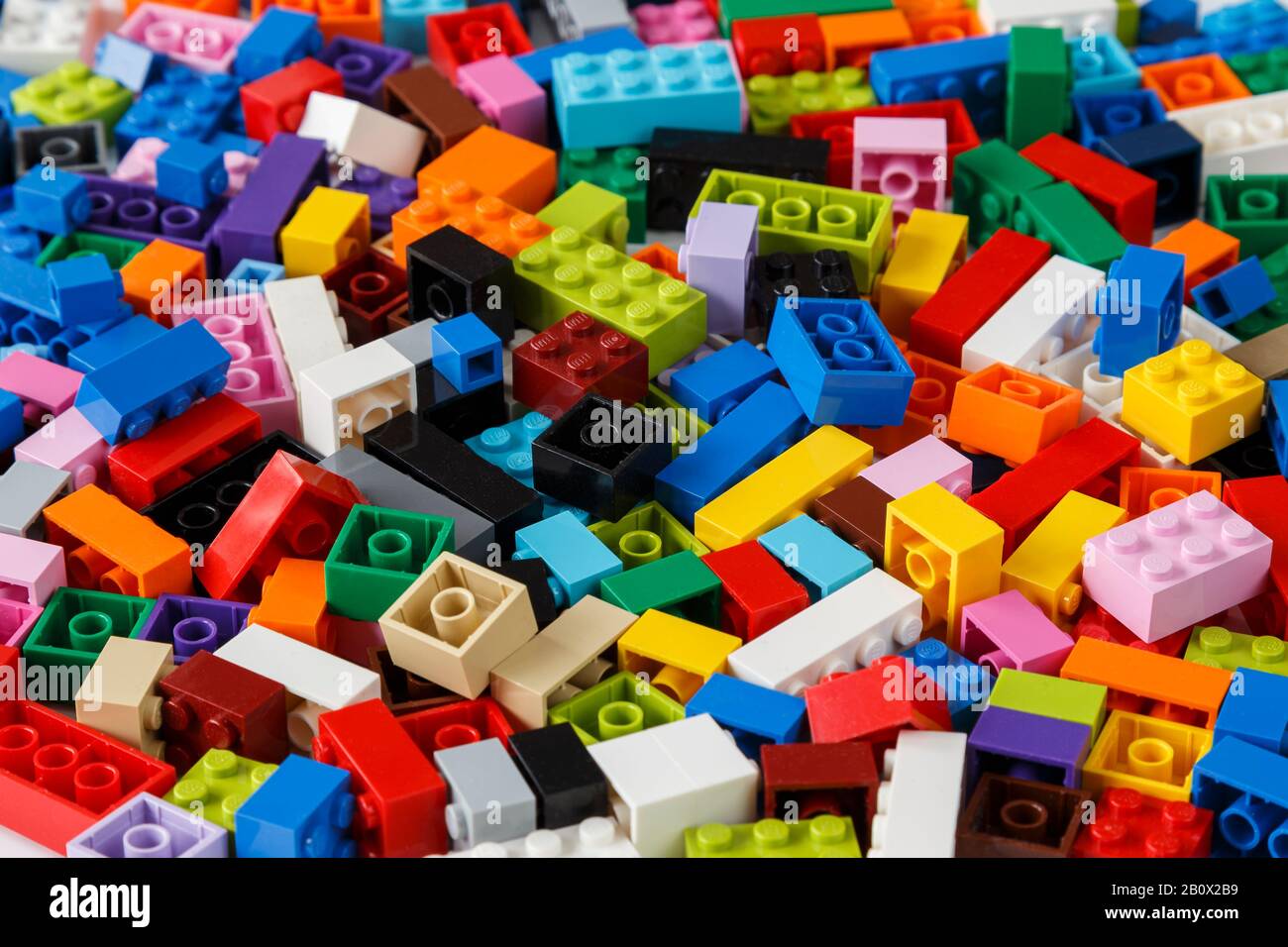 Nahaufnahme eines aufgeräumten Haufens bunter Lego-Steine. Stockfoto