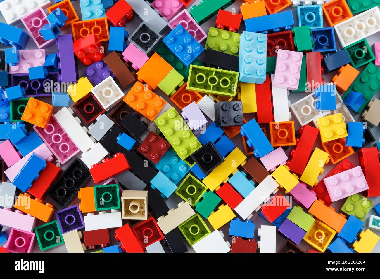 Nahaufnahme eines aufgeräumten Haufens bunter Lego-Steine von oben. Draufsicht. Stockfoto