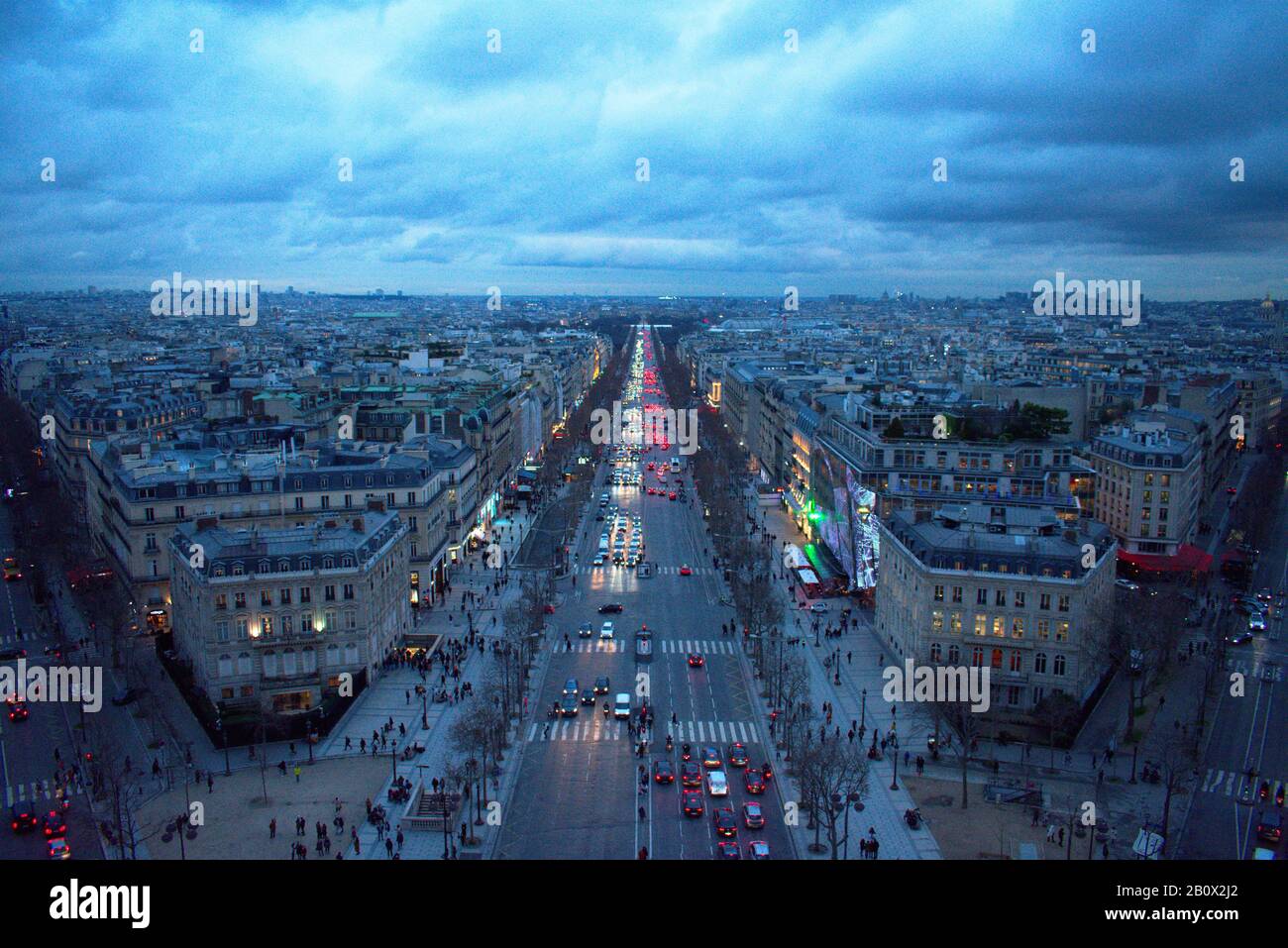 Ariel Blick auf Paris vom Arc de Triomph, während die Sonne untergeht Stockfoto