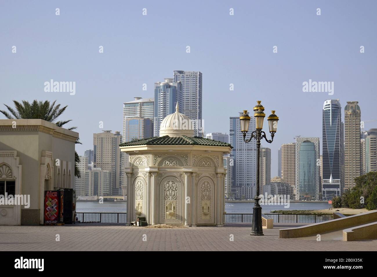 Waschhaus neben Al Noor Moschee, Corniche Street, Emirat Sharjah, Vereinigte Arabische Emirate, Arabische Halbinsel, Naher Osten, Stockfoto
