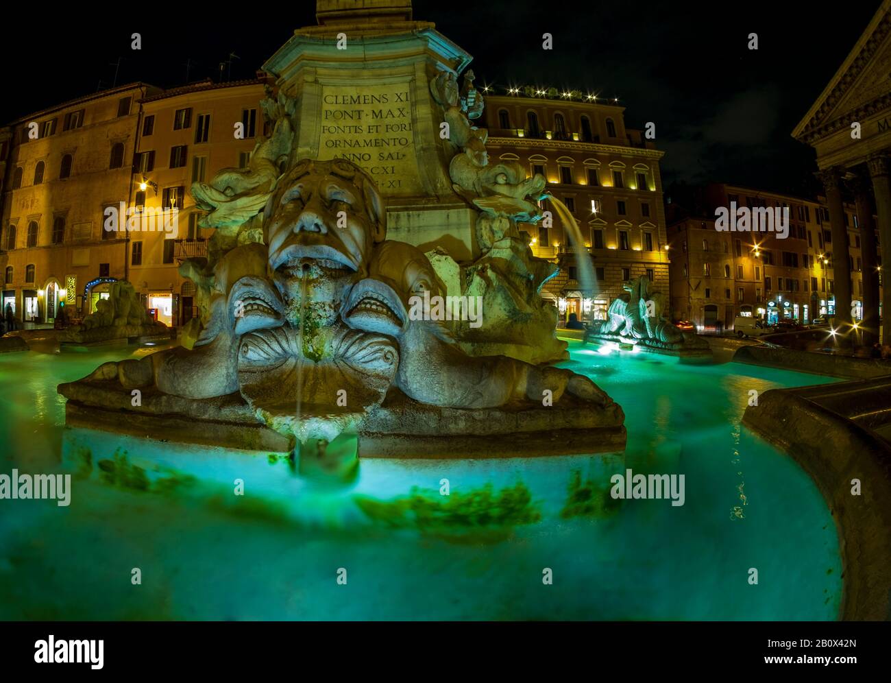 Nachtaufnahmen auf dem Pantheon-Platz. Detail des Springbrunnens der Piazza della Rotonda in Rom, Italien Stockfoto