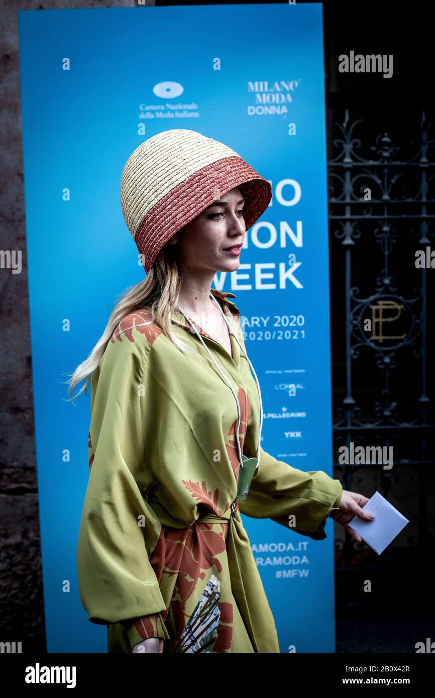 Mailand, 20. Februar 2020: Mädchen in der Nähe des blauen Panels der Mailänder Modewoche abgebildet. Stockfoto