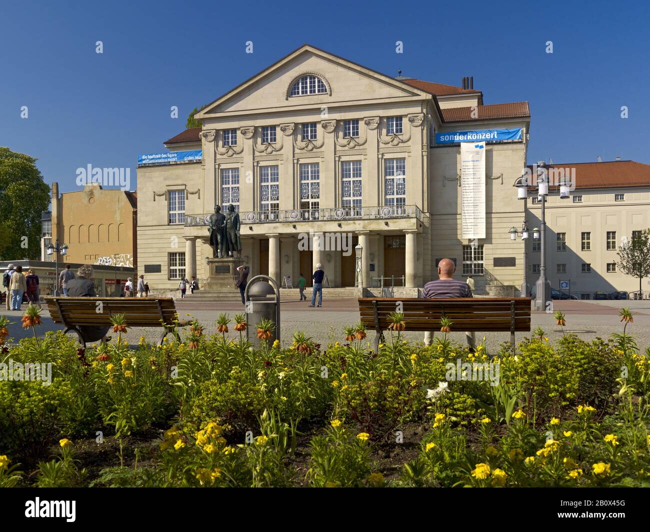 Nationaltheater am Theaterplatz in Weimar mit Goethe-Schillerdenkmal, Weimar, Thüringen, Deutschland, Stockfoto