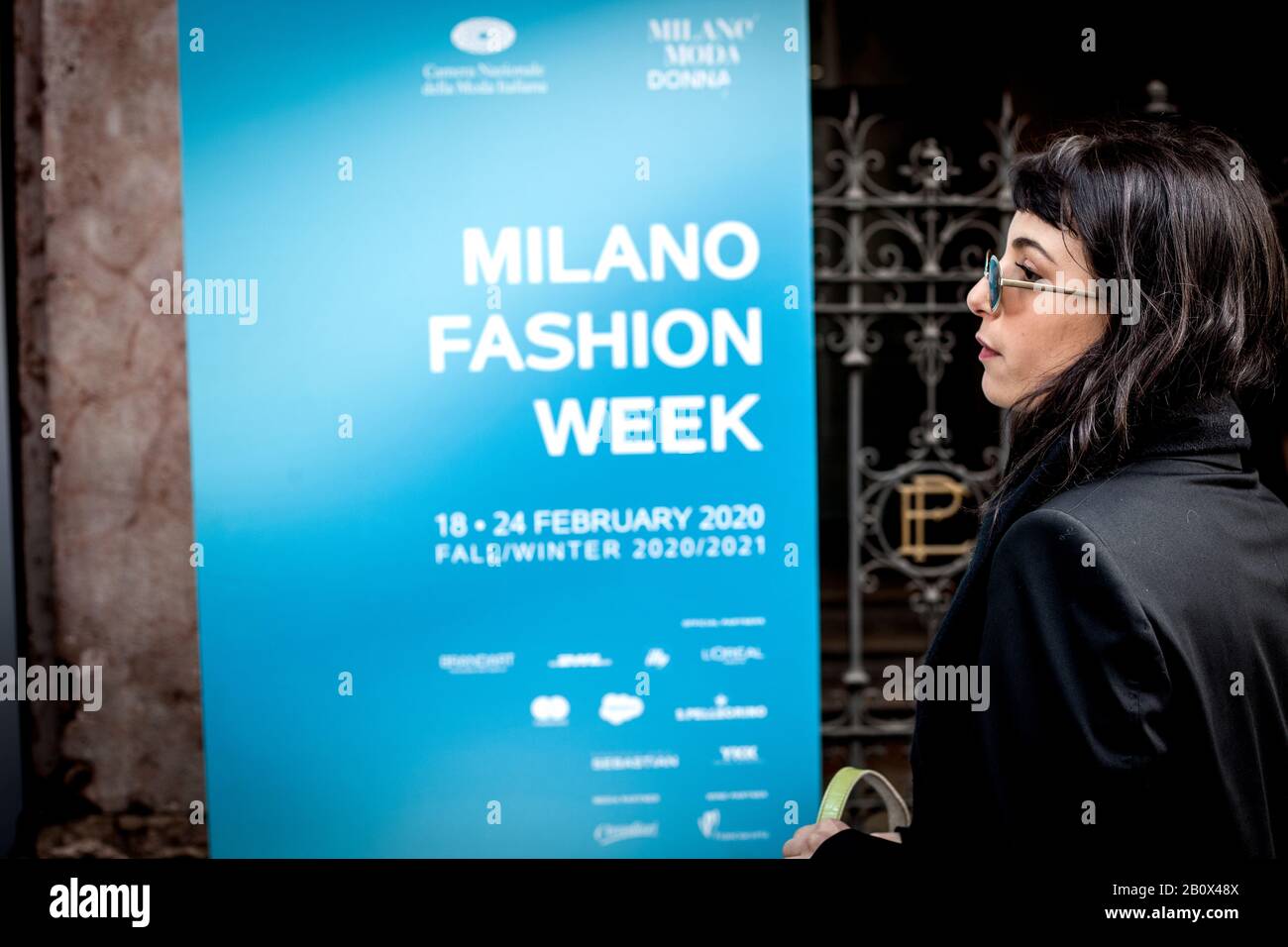 Mailand, 20. Februar 2020: Mädchen in der Nähe des blauen Panels der Mailänder Modewoche abgebildet. Stockfoto