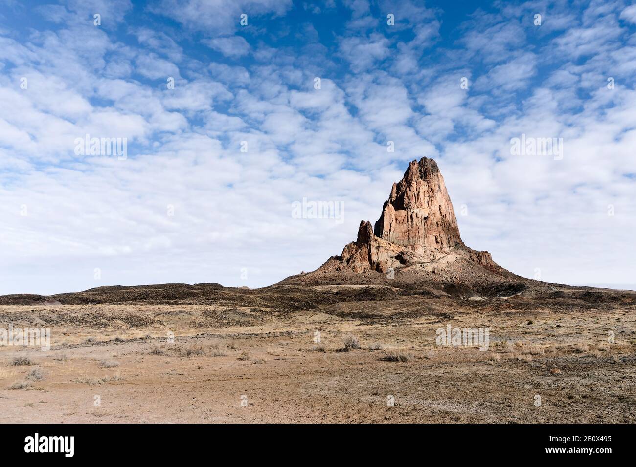 Landschaftlich reizvolle Monument Valley Arizona Landschaft in der Wüste mit Felsformationen und blauem Himmel Stockfoto
