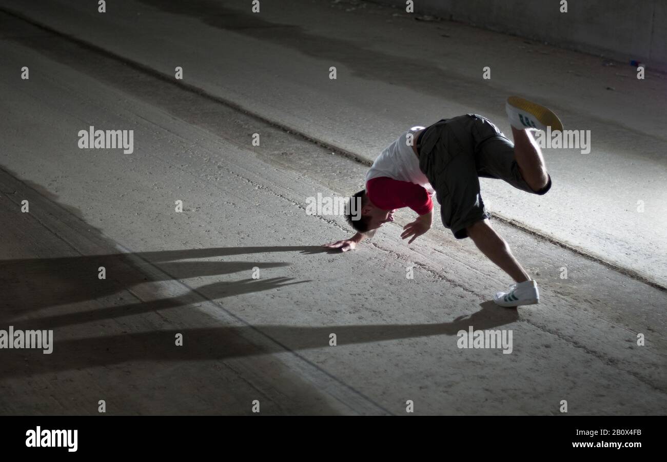 Tänzer im Tunnel durchbrechen, Stockfoto