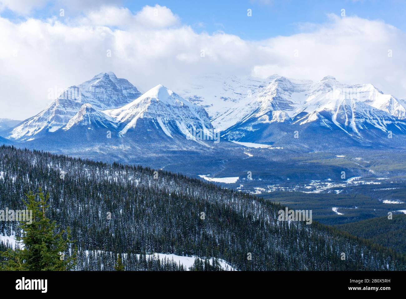 Schneebedeckte Berglandschaft mit Mount Victoria Gletscher der Kanadischen Rockies am Lake Louise in der Nähe von Banff National Park in Alberta, Kanada. Stockfoto