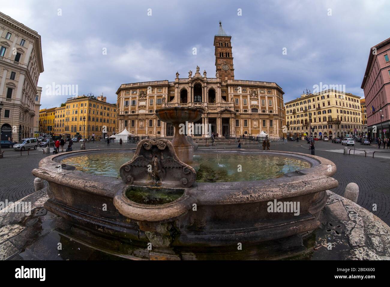 Die Fontana di Santa Maria Maggiore (Vorderseite) und die Basilika Papale di Santa Maria Maggiore (Rückseite), Rom, Italien Stockfoto