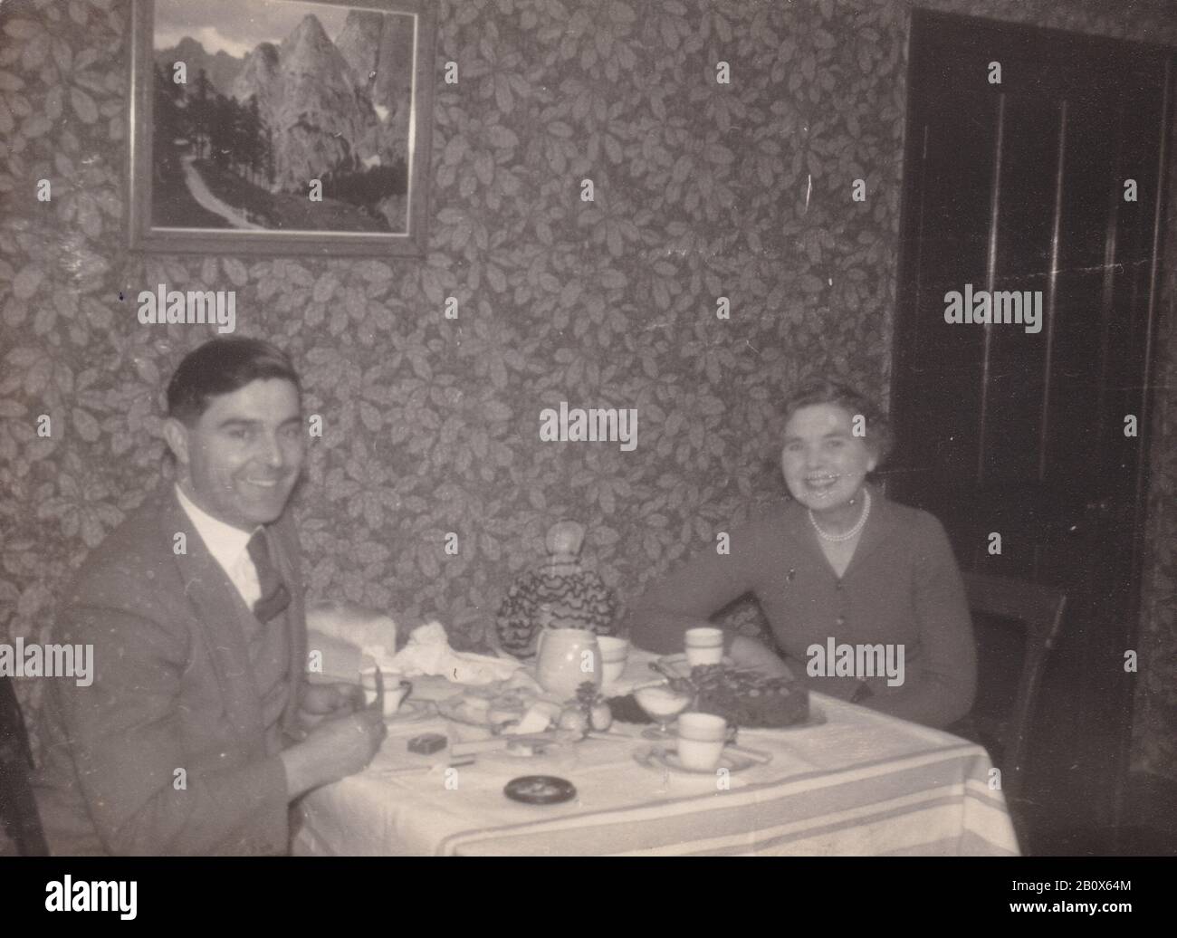 Klassisches Schwarzweißfoto von Mann und Frau in den 1950er Jahren Stockfoto