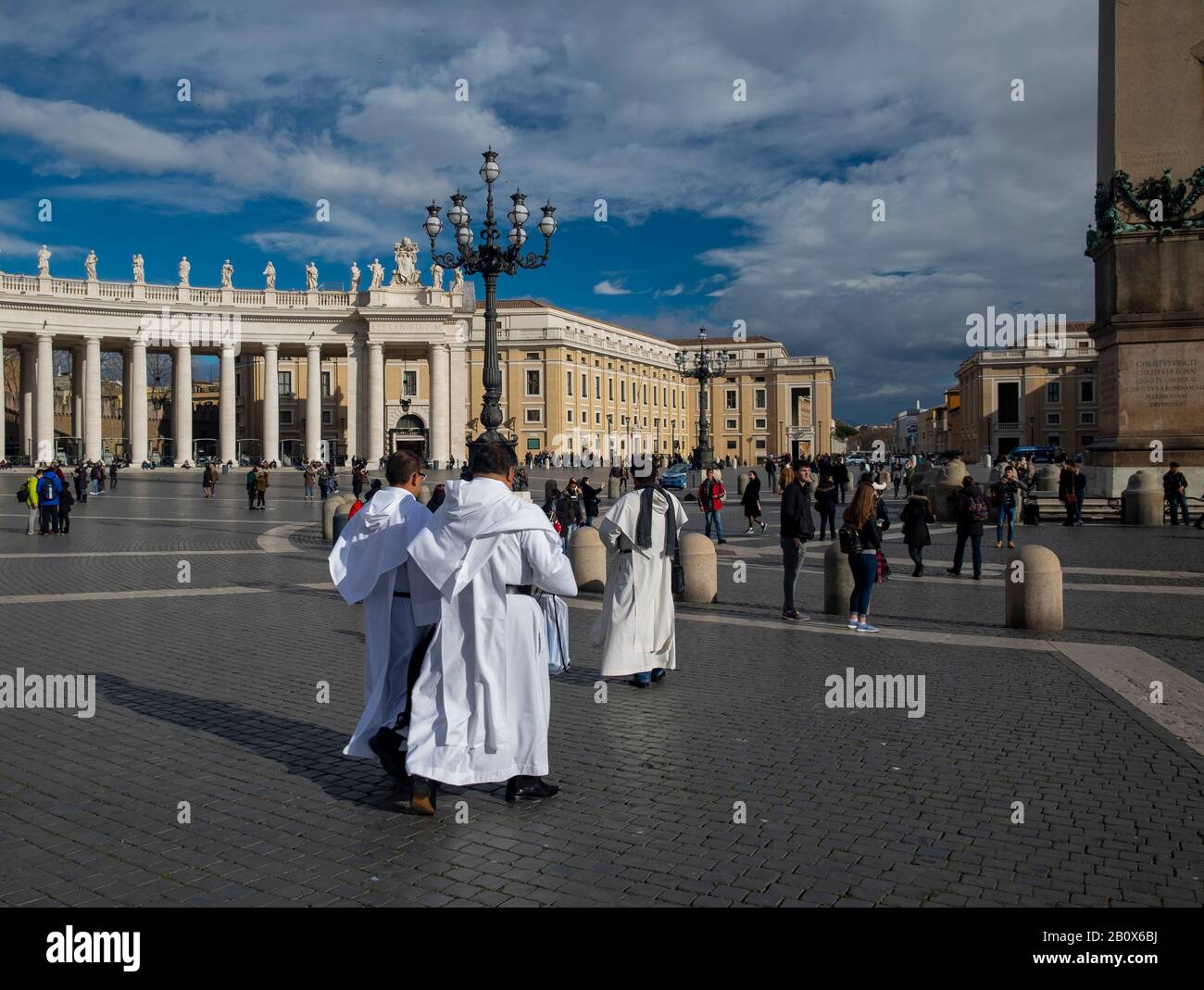 Katholische Priester und Mönch besuchen den Petersplatz im Vatikan Stockfoto