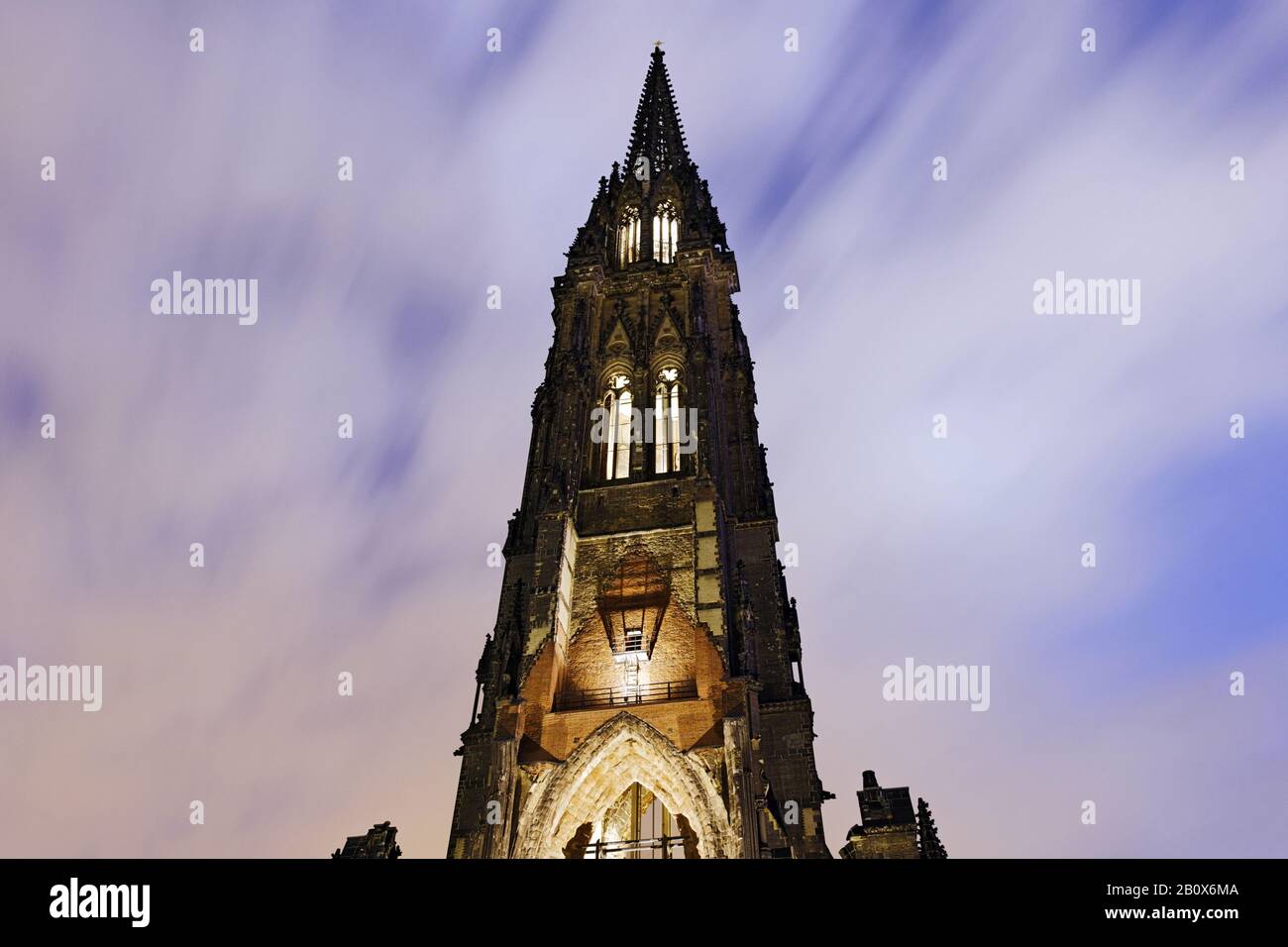 Turm der Kirchenruine St. Nikolai in der Nacht, Hamburg, Deutschland, Stockfoto