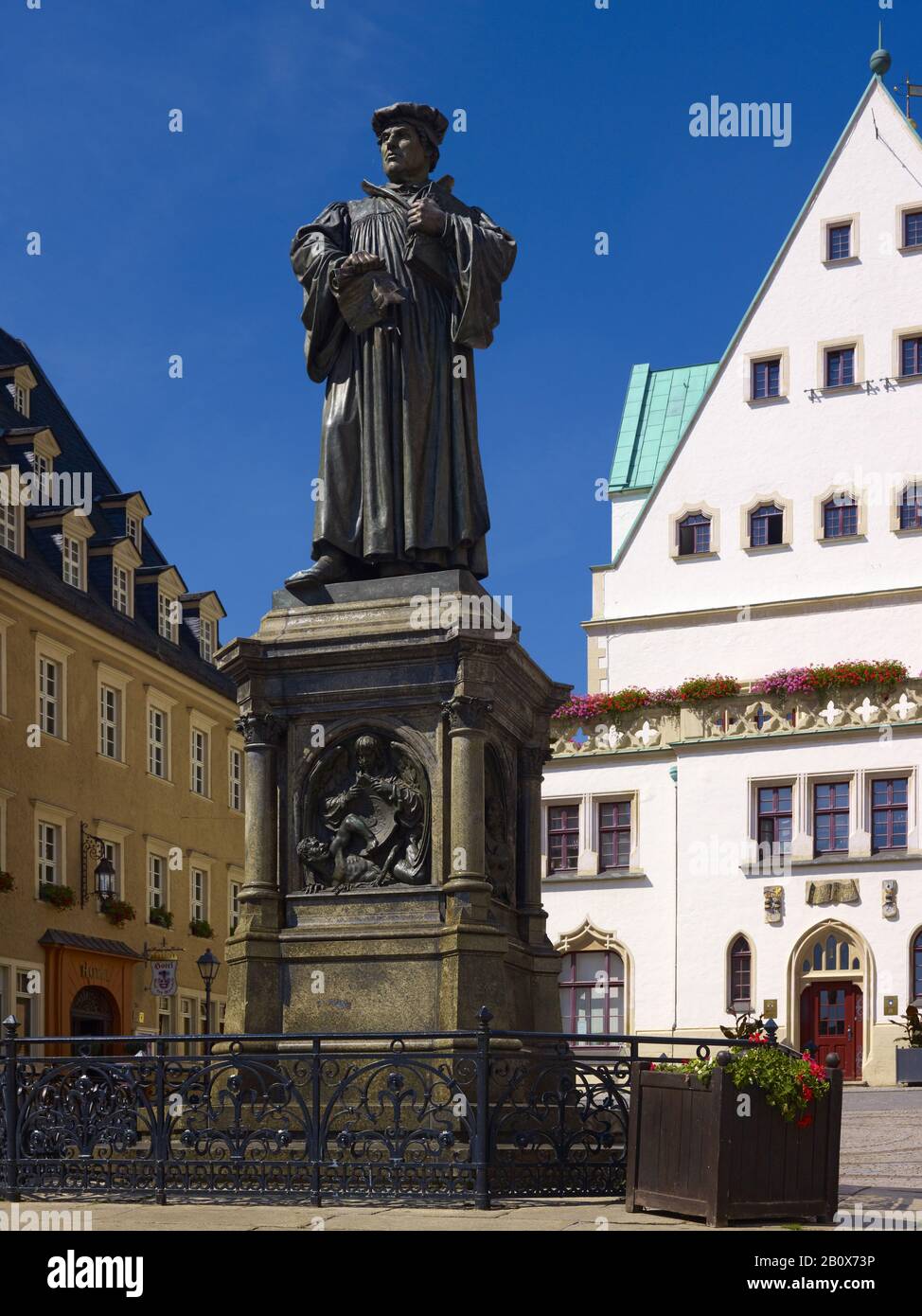 Lutherdenkmal und Rathaus am Markt in Lutherstadt Eisleben, Sachsen-Anhalt, Deutschland, Stockfoto